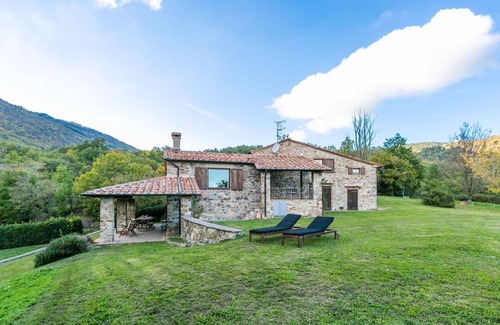 Montieri Apartment | Cosy apartment for 9 people with WIFI, TV, patio, pets allowed and parking