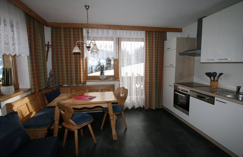 Emberg Apartment | Cosy apartment for 3 guests with WIFI, TV, balcony and parking