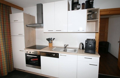 Emberg Apartment | Cosy apartment for 3 guests with WIFI, TV, balcony and parking