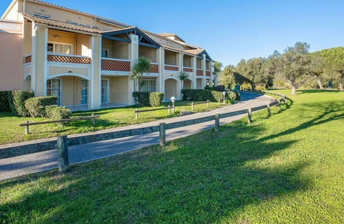 Le Dramont Apartment | Cosy apartment for 4 people with pool, WIFI, TV and terrace