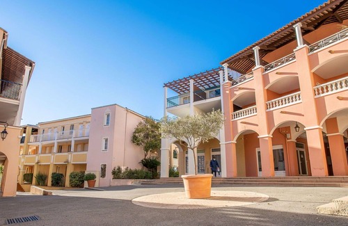 Le Dramont Apartment | Cosy apartment for 4 people with pool, WIFI, TV and terrace