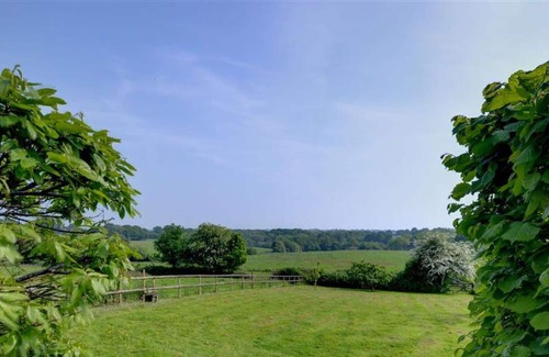 Abbess Roding Apartment | Cosy apartment for 2 guests with WIFI, TV, patio, pets allowed, panoramic view and parking