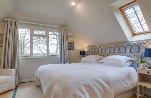 Abbess Roding Apartment | Cosy apartment for 2 guests with WIFI, TV, patio, pets allowed, panoramic view and parking