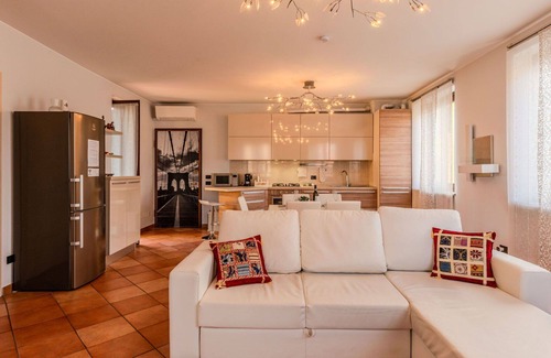 Rovellasca Apartment | Cosy apartment for 4 guests with WIFI, A/C, TV and balcony