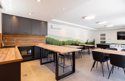 Balatonszarszo House | Cosy apartment in villa for 12 guests with hot tub, WIFI, A/C, TV and patio
