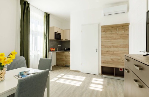 Balatonszarszo House | Cosy apartment in villa for 12 guests with hot tub, WIFI, A/C, TV and patio