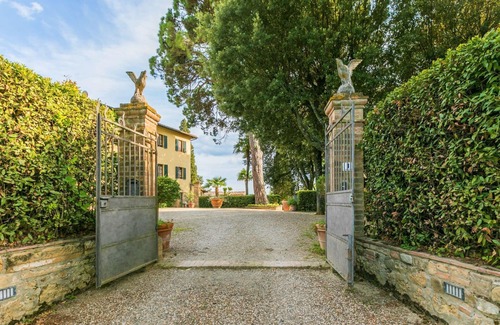 Poggibonsi Villa | Cosy apartment in villa for 4 people with pool, WIFI, TV, terrace and pets allowed