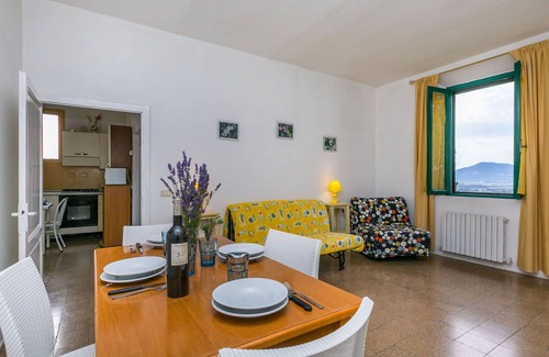 Follonica Villa | Cosy apartment in villa for 6 people with pool, WIFI, TV, patio, pets allowed and parking