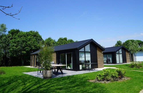 Vleteren House | Cosy apartment in villa for 6 guests with WIFI, TV, terrace and parking