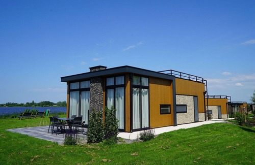 Vleteren House | Cosy apartment in villa for 6 guests with WIFI, TV, terrace and parking