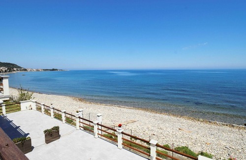Caronia House | Cosy apartment in villa for 5 people with WIFI, TV, balcony, pets allowed and parking