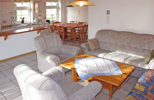 Bunde House | Cosy apartment in villa for 14 guests with WIFI, TV, terrace and pets allowed