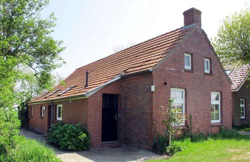 Bunde House | Cosy apartment in villa for 14 guests with WIFI, TV, terrace and pets allowed