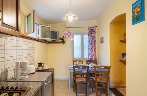 Valloria Apartment | Cosy apartment for 4 people with WIFI, hot tub, pool, TV and patio