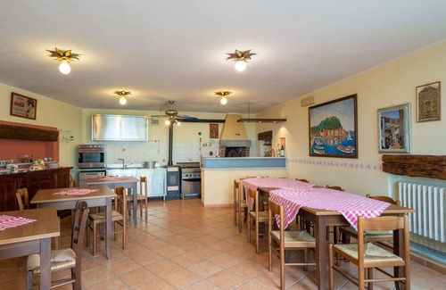 Valloria Apartment | Cosy apartment for 4 people with WIFI, hot tub, pool, TV and patio