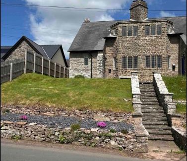 Battle House | Cosy Arts & Crafts Cottage with stunning views