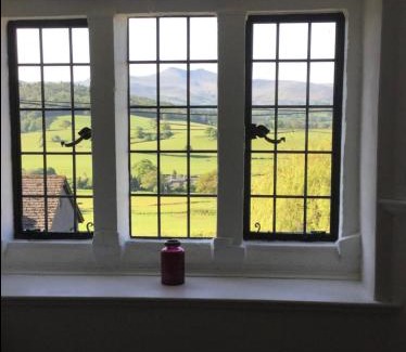 Battle House | Cosy Arts & Crafts Cottage with stunning views