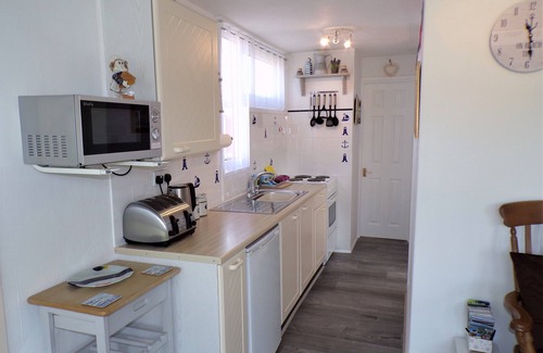 Heacham Ski Chalet | Cosy Cabin, 5 Minute Walk to Beach, Coastal Chalet, Free Parking