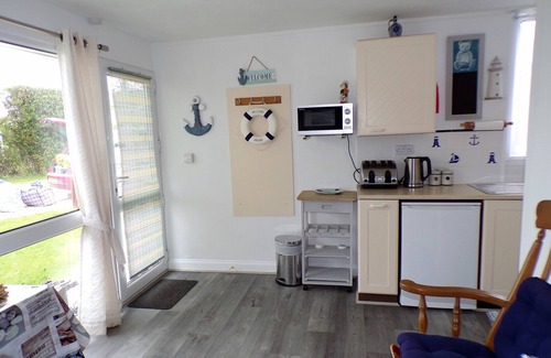 Heacham Ski Chalet | Cosy Cabin, 5 Minute Walk to Beach, Coastal Chalet, Free Parking
