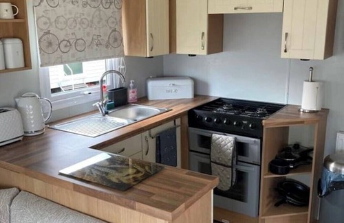 Tunstall House | Cosy Caravan Just 5 min Walk to the Beach