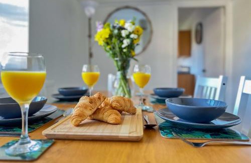 Kewstoke House | Cosy Coastal Retreat-Dog Friendly