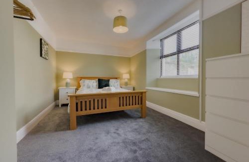 Kewstoke House | Cosy Coastal Retreat-Dog Friendly