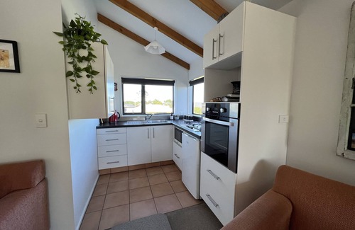 Gladstone Apartment | Cosy, comfortable Loft with free wi-fi set in a great location of the West Coast