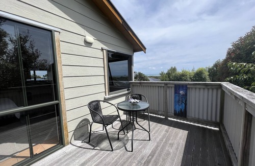 Gladstone Apartment | Cosy, comfortable Loft with free wi-fi set in a great location of the West Coast