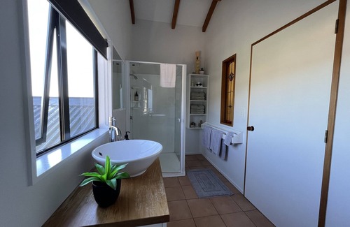 Gladstone Apartment | Cosy, comfortable Loft with free wi-fi set in a great location of the West Coast