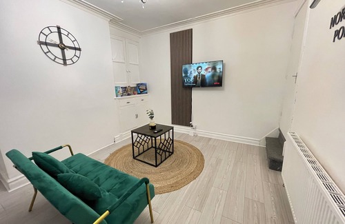 Harehills House | Cosy Contractor Stay-Sleeps 4