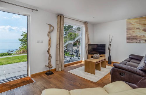 Seaton Apartment | Cosy Cornish Apartment with Incredible Sea Views