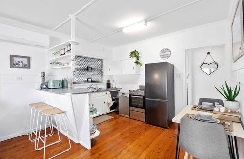 Mermaid Beach House | Cosy cottage, dog friendly, walk to beach, shops, bus, inc linen & toiletries