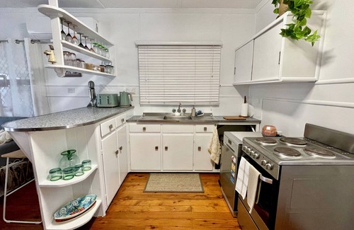 Mermaid Beach House | Cosy cottage, dog friendly, walk to beach, shops, bus, inc linen & toiletries