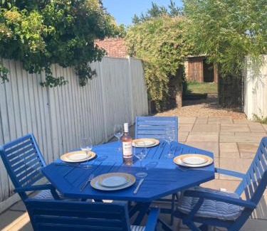 Briston House | Cosy Cottage, dog friendly with wood burner