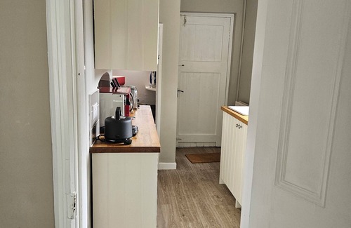 Chester House | Cosy Cottage Retreat Next to Famous White Horse!