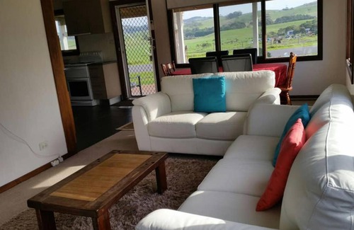 Apollo Bay House | cosy cottage valley views