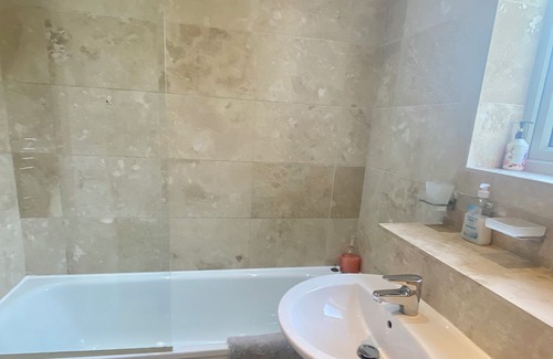 Longcroft Cottage | Cosy Cottage with free parking close to the airport
