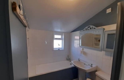 Cullen Cottage | Cosy Fisherman's Cottage 2 mins from beach