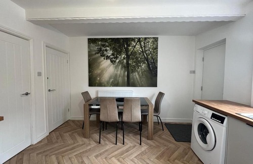 Doncaster Apartment | Cosy Fresh New Refurbished House