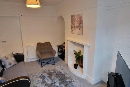 Doncaster Apartment | Cosy Fresh New Refurbished House