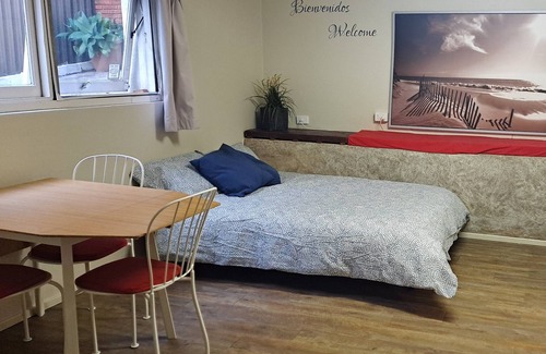 Kingsgrove House | Cosy guest suite. Close to motorway for easy airport access. Families welcome.