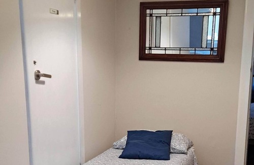 Kingsgrove House | Cosy guest suite. Close to motorway for easy airport access. Families welcome.