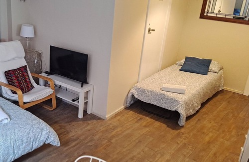 Kingsgrove House | Cosy guest suite. Close to motorway for easy airport access. Families welcome.