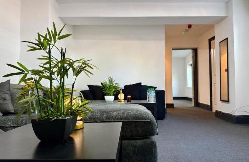 Moseley Apartment | Cosy King Size Escape - Free Parking
