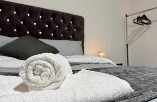 Moseley Apartment | Cosy King Size Escape - Free Parking