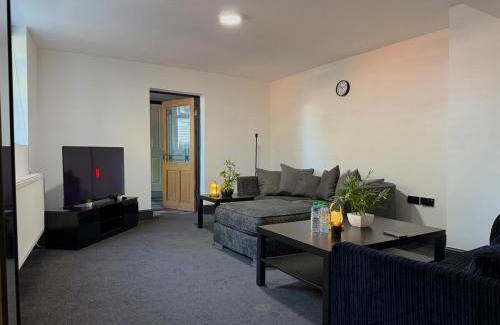 Moseley Apartment | Cosy King Size Escape - Free Parking