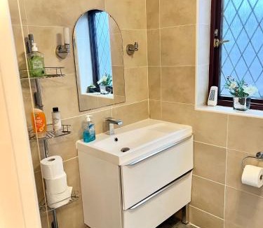 St. Dunstan's House | Cosy London Retreat near Tower Bridge