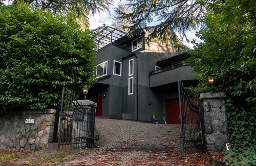 Shaughnessy House | Cosy Luxe Mansion with Sauna - Central Vancouver