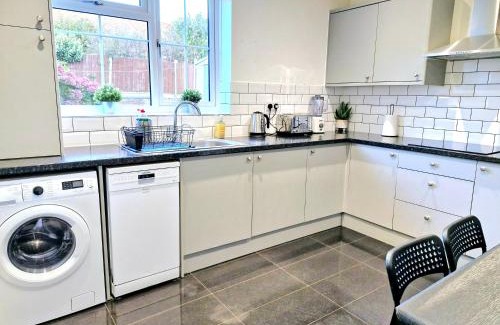 Gooshays Apartment | Cosy Luxurious Large 3 bedroom house, free parking, free WiFi