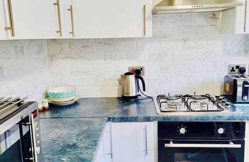 Whitefield House | Cosy Manchester Home|Free Wi-fi & Parking